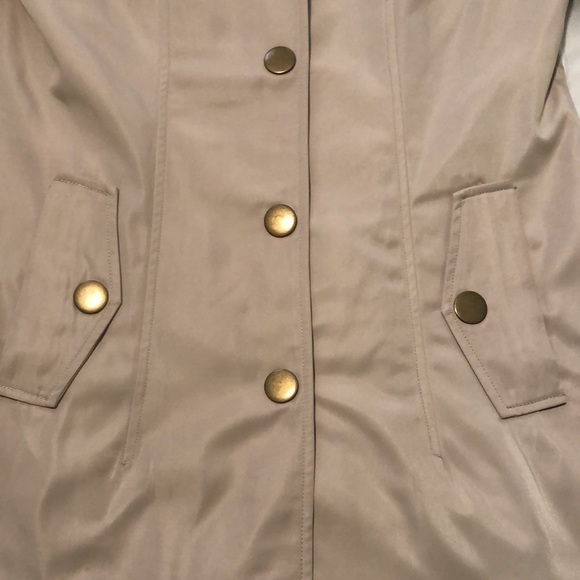 Peck & Peck Collection beige snap button coat with animal print inside - Picture 2 of 14